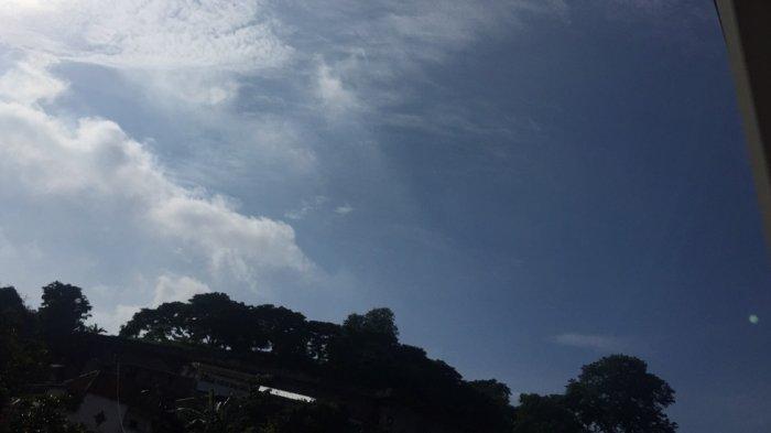 Langit di wilayah Gajahmungkur, Semarang, Jawa Tengah, terlihat cerah berawan pada pagi ini, Senin (4/2/2019).   